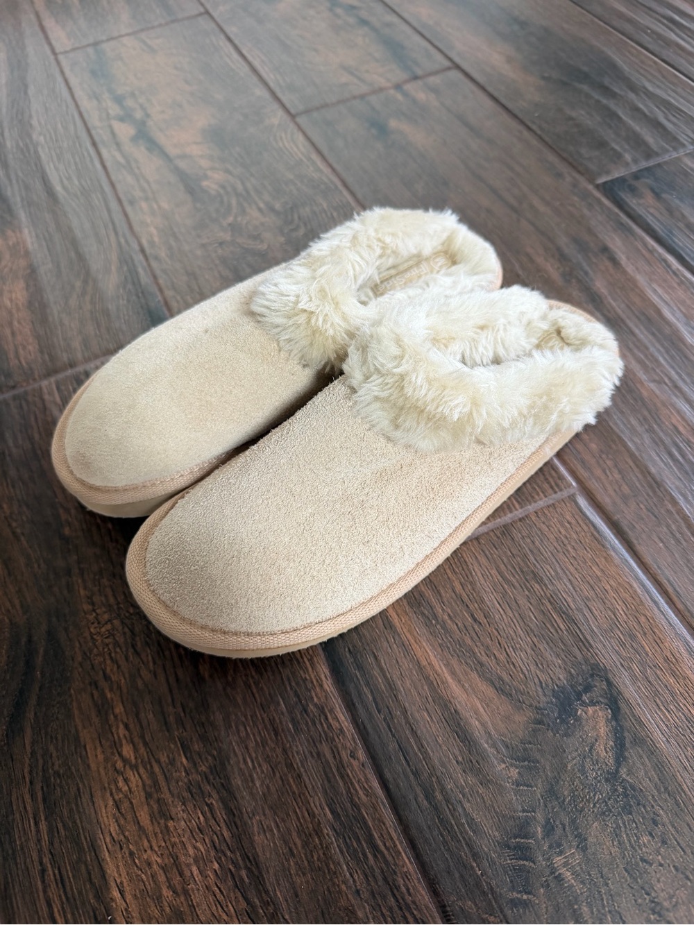 Brand new Women's Cozy Faux-Fur Lined Slip-On Slippers - Beige outdoor indoor M